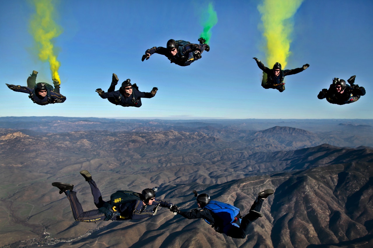 Nhiếp ảnh gia phiêu lưu khi chụp ảnh nhảy dù từ trên không với  Sony a7R II